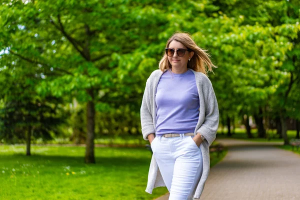 Sağlıklı Yaşam Tarzı Kadın Şehir Parkında Yürüyor — Stok fotoğraf
