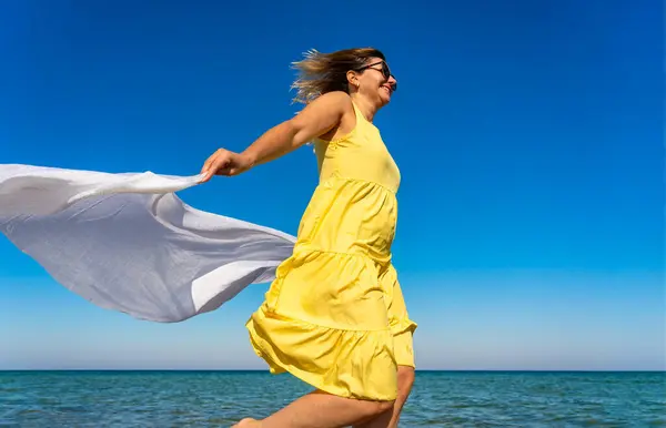 Feliz Hermosa Mujer Sosteniendo Chal Caminando Playa Soleada —  Fotos de Stock