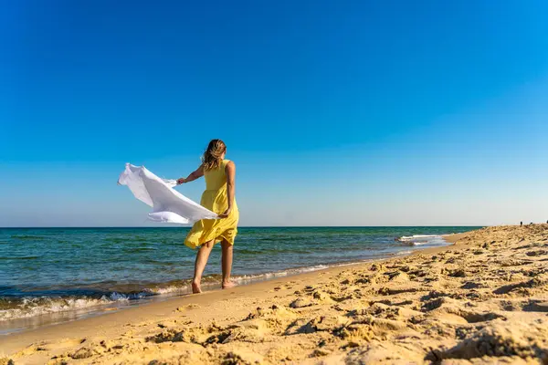 Mulher Bonita Feliz Segurando Xale Andando Praia Ensolarada — Fotografia de Stock