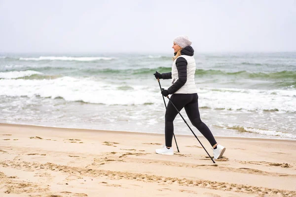 Nordic Walking Hermosa Mujer Haciendo Ejercicio Playa — Foto de Stock