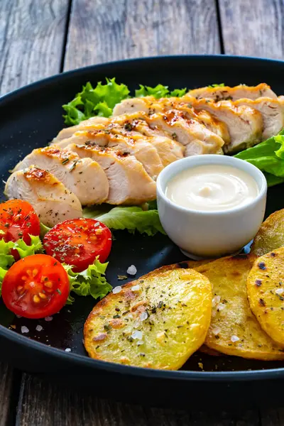 Grilled Chicken Breast Fried Potatoes Fresh Vegetables Wooden Table — Stock Photo, Image