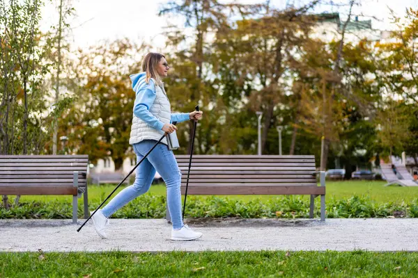 Nordic Walking Střední Dospělá Žena Cvičení Městském Parku — Stock fotografie