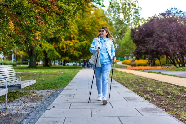 Nordic Walking Střední Dospělá Žena Cvičení Městském Parku — Stock fotografie