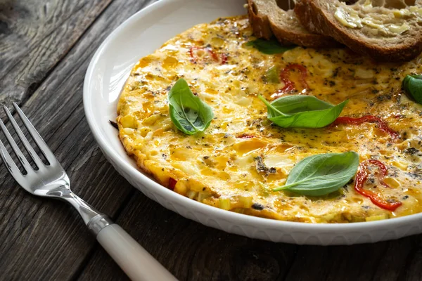 Omelette Jajecznica Serem Warzywami Drewnianym Stole — Zdjęcie stockowe