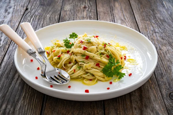 Špagety Aglio Olio Parmezánem Česnekem Dřevěném Stole — Stock fotografie