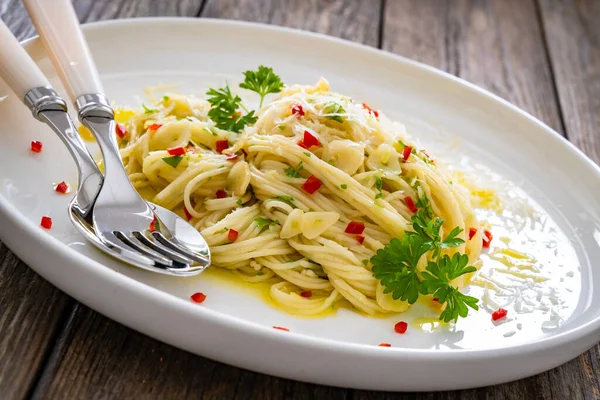 Spaghetti Aglio Olio Con Parmigiano Aglio Sul Tavolo Legno — Foto Stock