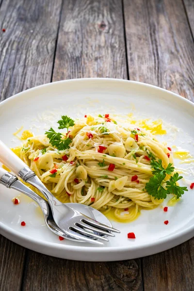 Spaghetti Aglio Olio Met Parmezaanse Kaas Knoflook Houten Tafel — Stockfoto