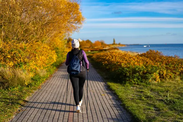 Nordic Walking Krásná Žena Cvičení Moře — Stock fotografie