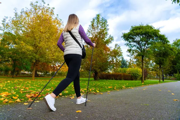Nordic Περπάτημα Μέση Ενήλικη Γυναίκα Άσκηση Στο Πάρκο Της Πόλης — Φωτογραφία Αρχείου