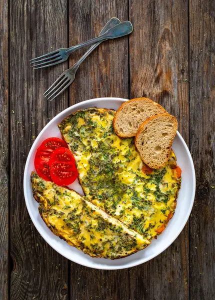 Vegetarian Omelette Scrambled Eggs Cheese Vegetables Wooden Table — Stock Photo, Image