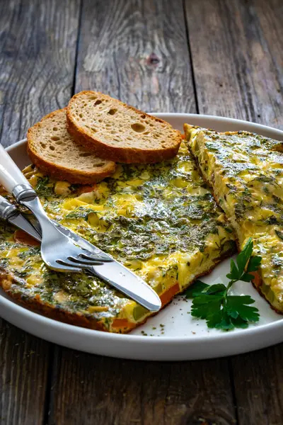 Vegetarisk Omelett Äggröra Med Ost Och Grönsaker Träbord — Stockfoto
