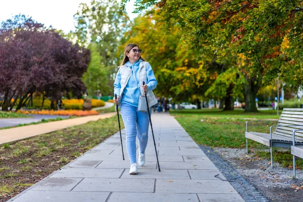 Kuzeyli Yürüyüşü Şehir Parkında Egzersiz Yapan Orta Yaşlı Kadın — Stok fotoğraf