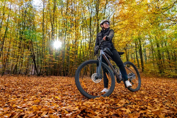 Женщина Велосипеде Лесу — стоковое фото