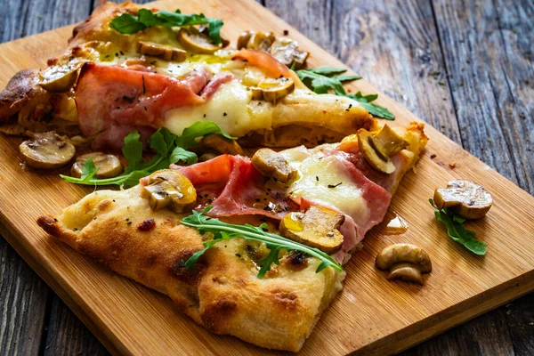 Skiva Romersk Pizza Med Skinka Mozzarellaost Och Vit Svamp Träbord — Stockfoto