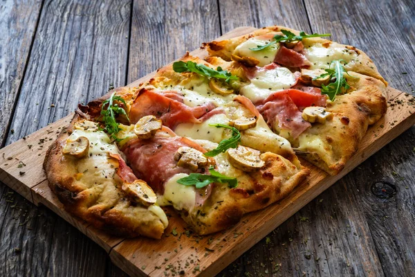 Romersk Pizza Med Skinka Mozzarellaost Och Vit Svamp Träbord — Stockfoto