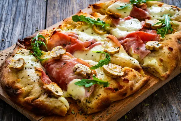 Jambonlu Roma Pizzası Mozarella Peyniri Ahşap Masada Beyaz Mantar — Stok fotoğraf