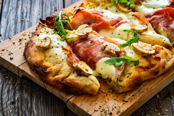罗马披萨 莫扎拉奶酪和白色蘑菇放在木制桌子上 — 图库照片