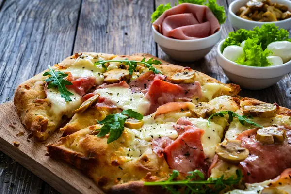 Pizza Romana Com Presunto Queijo Mussarela Cogumelos Brancos Mesa Madeira — Fotografia de Stock