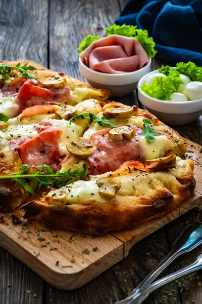 罗马披萨 莫扎拉奶酪和白色蘑菇放在木制桌子上 — 图库照片