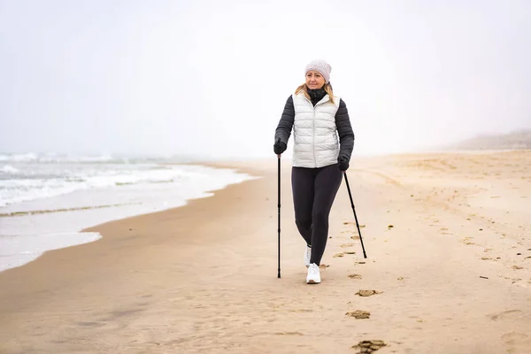 Nordic Walking Bella Donna Che Allena Sulla Spiaggia — Foto Stock