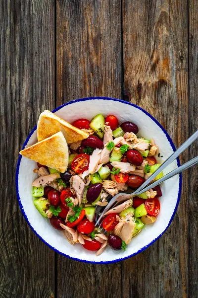 Thunfisch Griechischer Salat Auf Holztisch — Stockfoto