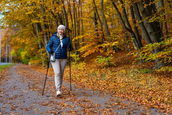 Μέση Ενήλικη Γυναίκα Άσκηση Σκανδιναβικό Περπάτημα Στο Πάρκο Της Πόλης — Φωτογραφία Αρχείου