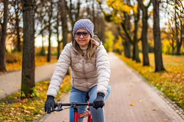 Женщина Велосипеде Городском Парке — стоковое фото