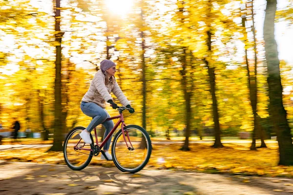 Motion Blur Femme Vélo Dans Parc Ville — Photo