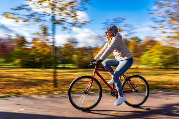 Motion Blur Женщина Велосипеде Городском Парке — стоковое фото