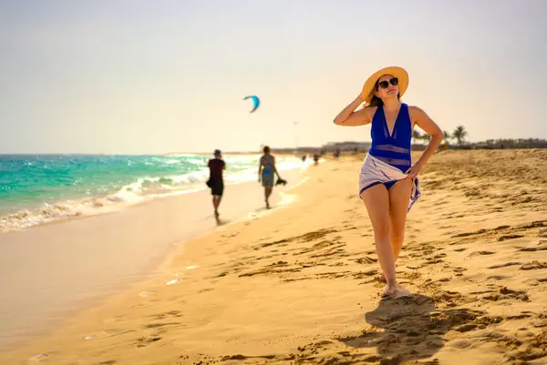 Hermosa Mujer Caminando Soleada Playa Santa Maria Isla Sal Cabo —  Fotos de Stock