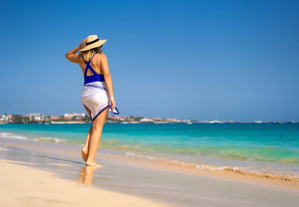 Όμορφη Γυναίκα Πόδια Στην Ηλιόλουστη Παραλία Santa Maria Sal Island — Φωτογραφία Αρχείου
