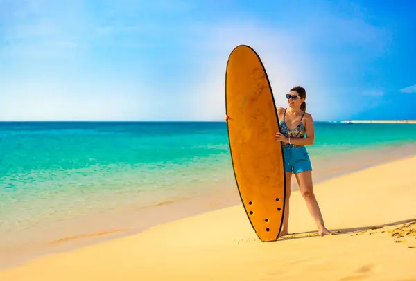 Όμορφη Γυναίκα Κρατώντας Σανίδα Του Σερφ Στέκεται Στην Ηλιόλουστη Παραλία — Φωτογραφία Αρχείου