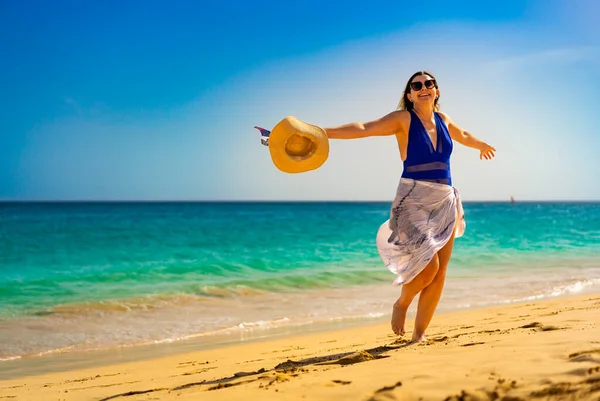 Όμορφη Γυναίκα Πόδια Στην Ηλιόλουστη Παραλία Santa Maria Sal Island — Φωτογραφία Αρχείου