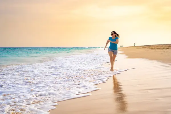 Όμορφη Γυναίκα Τρέχει Στην Ηλιόλουστη Παραλία Santa Maria Sal Island — Φωτογραφία Αρχείου