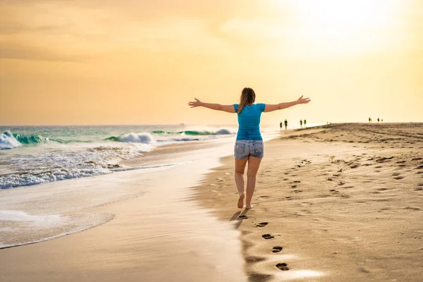 日当たりの良いビーチで歩く美しい女性 サンタマリア サル島 カーボベルデ — ストック写真