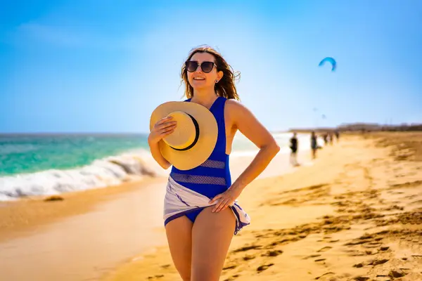 在阳光灿烂的海滩上散步的美丽女人佛得角萨尔岛的圣玛利亚 — 图库照片