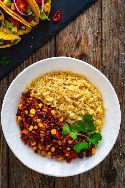 Chili Con Carne Rice Wooden Table — Stock Photo, Image