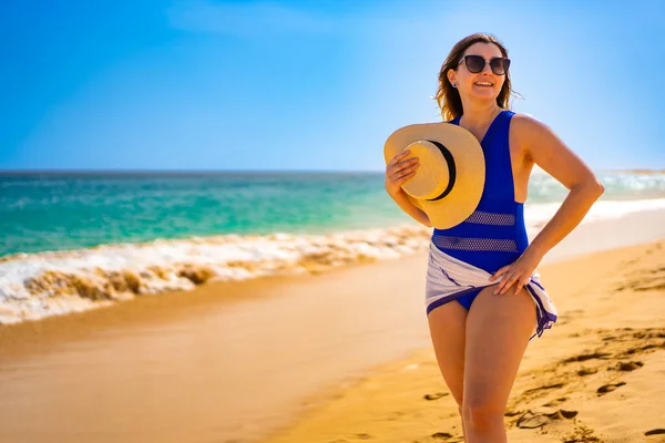 Hermosa Mujer Caminando Soleada Playa Santa Maria Isla Sal Cabo —  Fotos de Stock