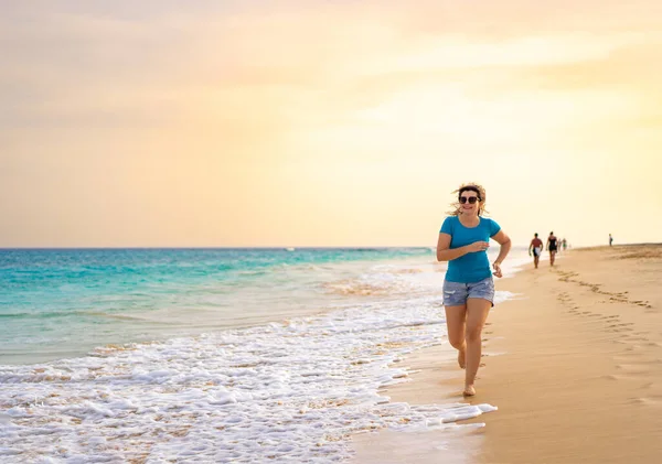 Hermosa Mujer Corriendo Soleada Playa Santa Maria Isla Sal Cabo —  Fotos de Stock