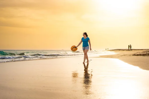 日当たりの良いビーチで歩く美しい女性 サンタマリア サル島 カーボベルデ — ストック写真