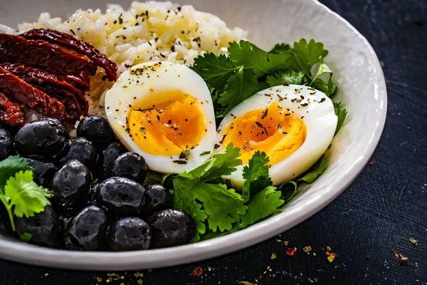 Gekookte Eieren Met Gekookte Witte Rijst Zongedroogde Tomaten Groene Olijven — Stockfoto