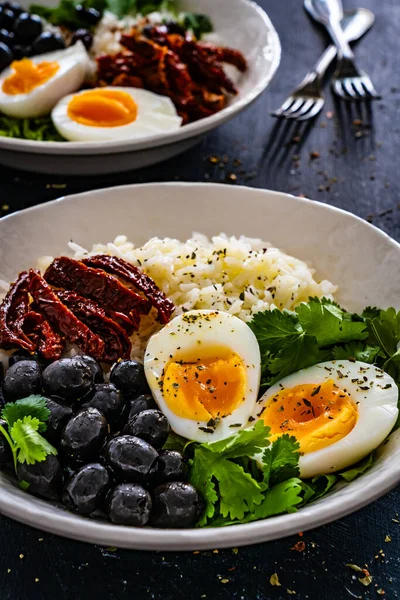 Gekochte Eier Mit Gekochtem Weißen Reis Sonnengetrockneten Tomaten Und Grünen — Stockfoto