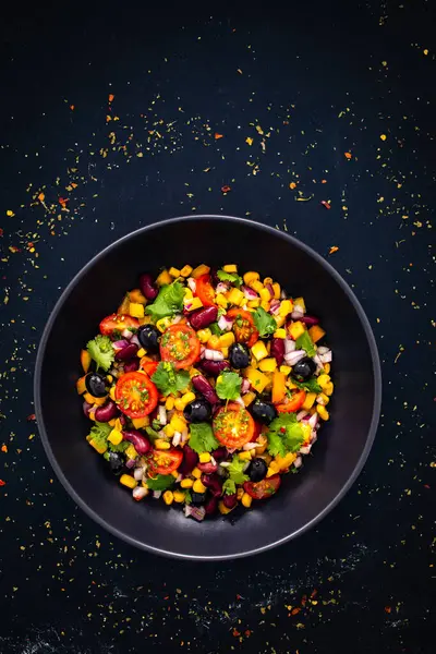 Mexicaanse Salade Rode Bonen Zwarte Olijven Maïs Gele Peper Tomaten — Stockfoto