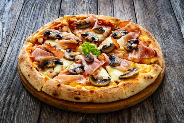 Pizza Speck Mit Schinken Mozzarella Und Weißen Pilzen Auf Holztisch — Stockfoto