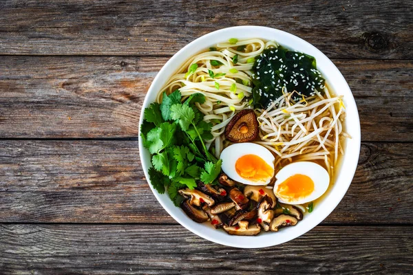 Asiatische Suppe Brühe Mit Chow Nudeln Gekochten Eiern Shiitake Pilzen — Stockfoto