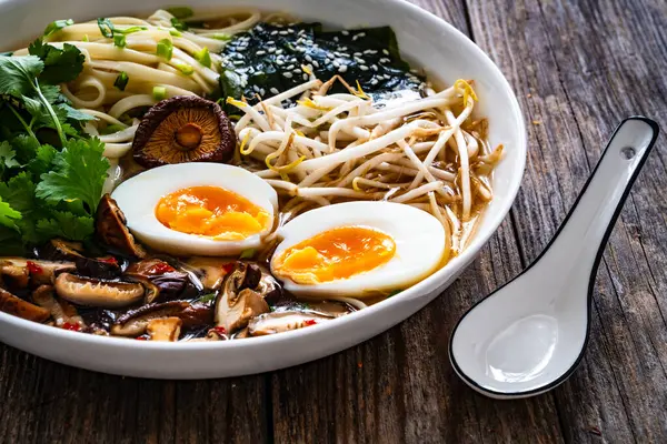 Sup Gaya Asia Broth Dengan Mie Chow Mein Telur Rebus — Stok Foto