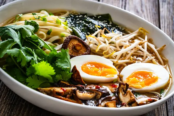Asiatische Suppe Brühe Mit Chow Nudeln Gekochten Eiern Shiitake Pilzen — Stockfoto