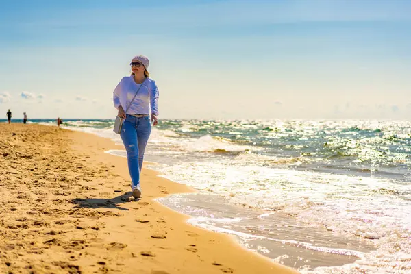 Hermosa Mujer Adulta Media Caminando Playa Soleada —  Fotos de Stock