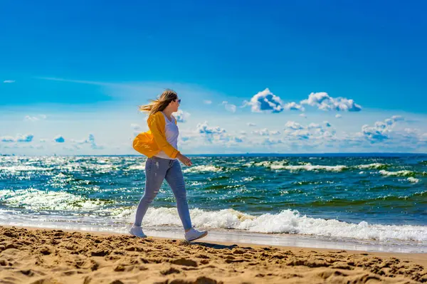 Hermosa Mujer Adulta Media Caminando Playa Soleada —  Fotos de Stock