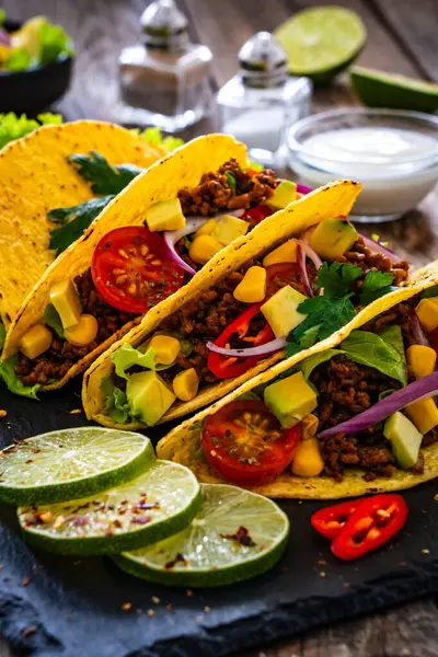 Tacos Med Hakket Oksekød Avocado Majs Friske Grøntsager Træbordet - Stock-foto